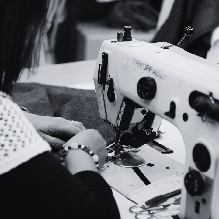 Máquina de coser en la confección de un traje de Roberto Vicentti