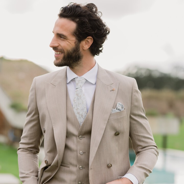 Los novios Roberto Vicente en un ambiente campestre