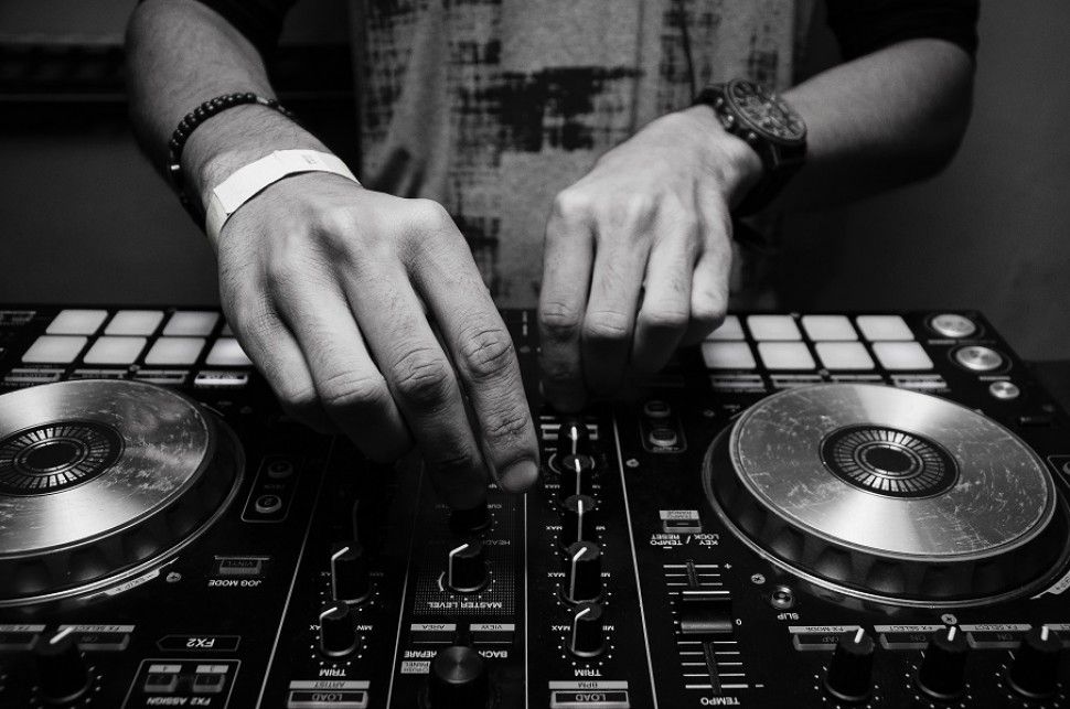 DJ or band. Which is the best option for your wedding?