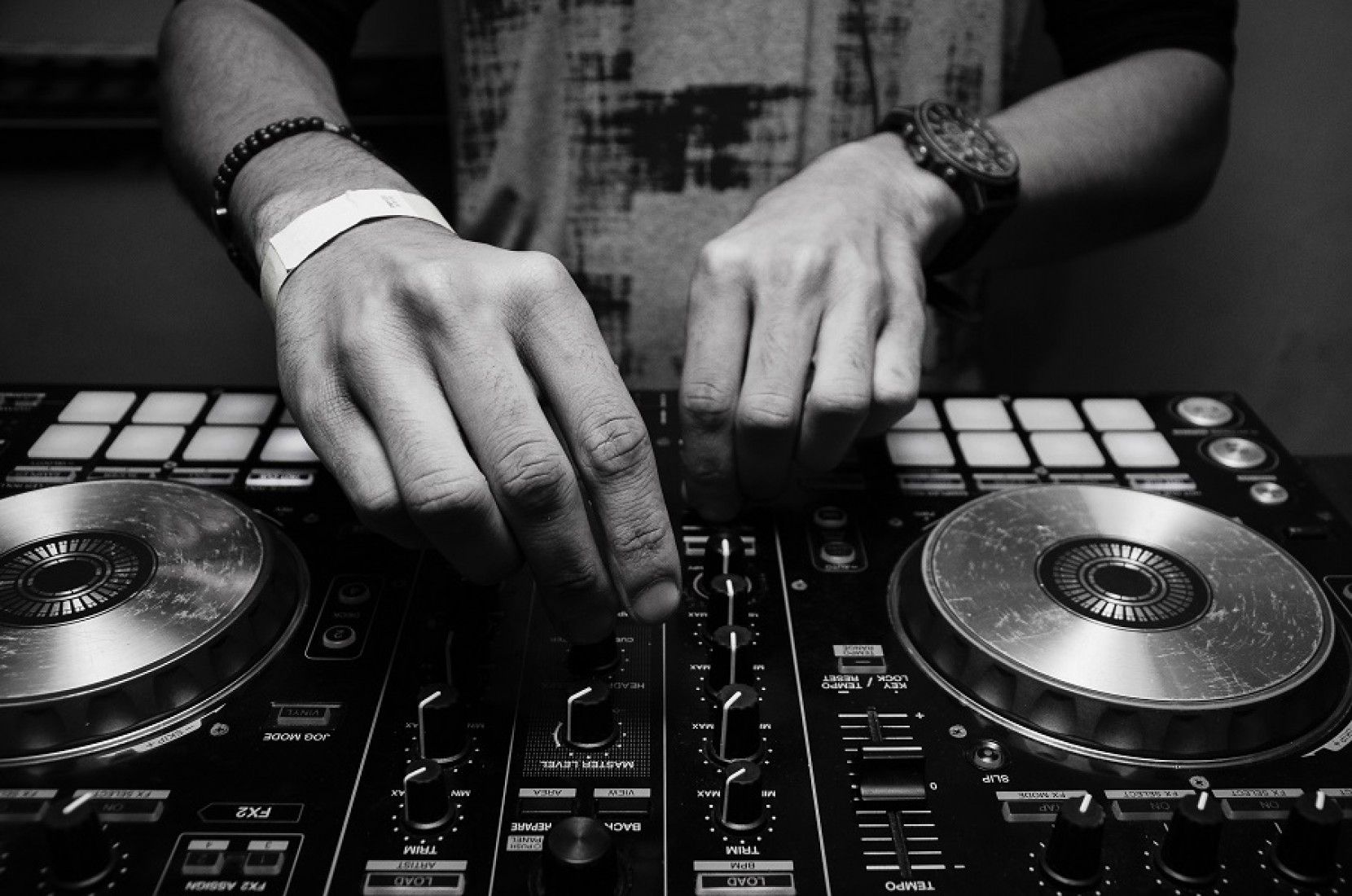 DJ o grupo musical. Cul es la mejor opcin para tu boda?