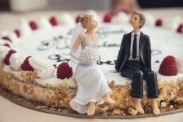 Qu'est-ce qu'un gâteau du marié et devriez-vous en avoir un ?