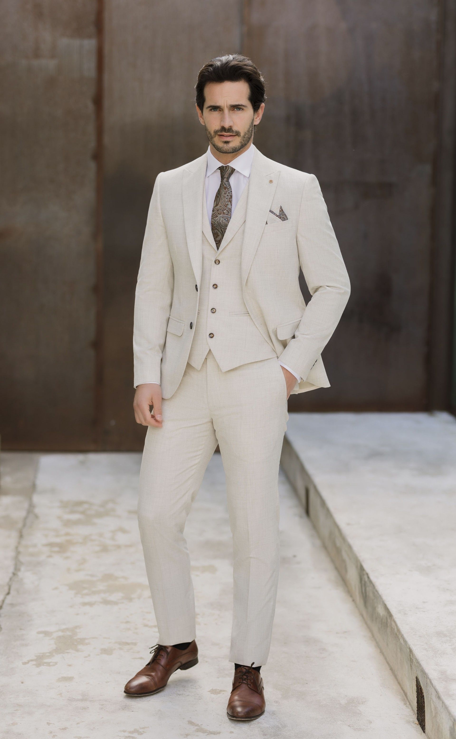 Beigefarbener Bräutigamanzug mit Karo-Muster 75.26.690