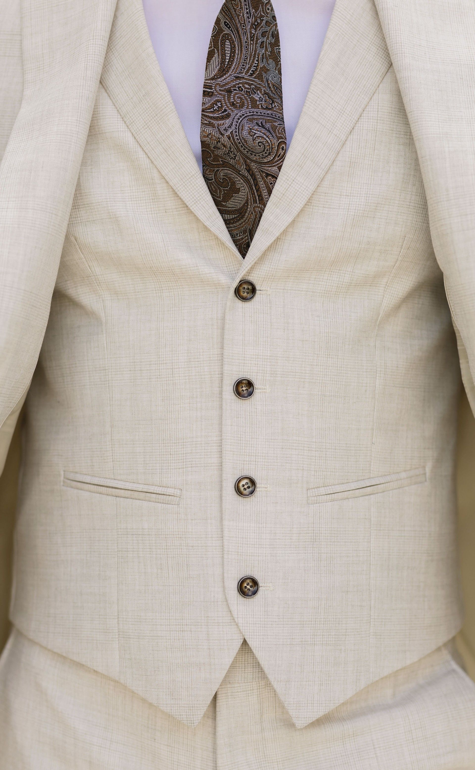 Beigefarbener Bräutigamanzug mit Karo-Muster 75.26.690