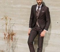 Un traje de boda nunca debería elegirse para un solo día. Los novios más memorables no se centran en las tendencias ni en el espectáculo, sino en la durabilidad. Eligen piezas que siguen sintiéndose correctas años después. Desde la sastrería y el tej Un traje de boda nunca debería elegirse para un solo día. Los novios más memorables no se centran en las tendencias ni en el espectáculo, sino en la durabilidad. Eligen piezas que siguen sintiéndose correctas años después. Desde la sastrería y el tej