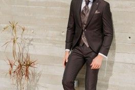 Un traje de boda nunca debería elegirse para un solo día. Los novios más memorables no se centran en las tendencias ni en el espectáculo, sino en la durabilidad. Eligen piezas que siguen sintiéndose correctas años después. Desde la sastrería y el tej Un traje de boda nunca debería elegirse para un solo día. Los novios más memorables no se centran en las tendencias ni en el espectáculo, sino en la durabilidad. Eligen piezas que siguen sintiéndose correctas años después. Desde la sastrería y el tej