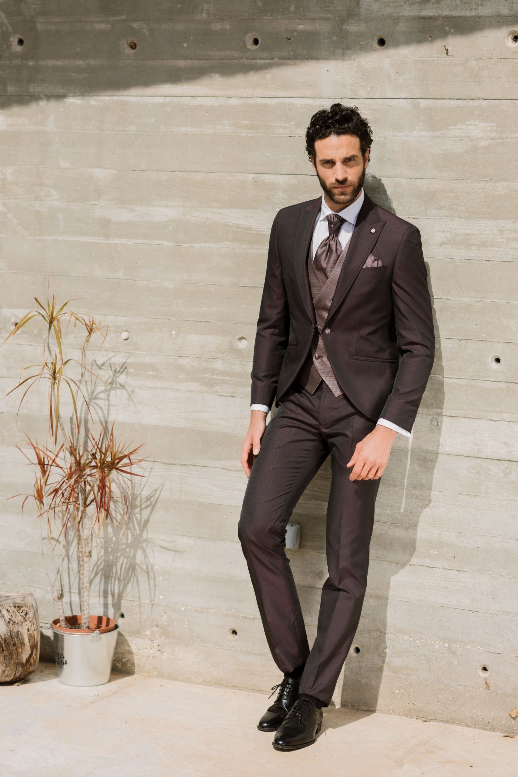 Un traje de boda nunca debería elegirse para un solo día. Los novios más memorables no se centran en las tendencias ni en el espectáculo, sino en la durabilidad. Eligen piezas que siguen sintiéndose correctas años después. Desde la sastrería y el tej Un traje de boda nunca debería elegirse para un solo día. Los novios más memorables no se centran en las tendencias ni en el espectáculo, sino en la durabilidad. Eligen piezas que siguen sintiéndose correctas años después. Desde la sastrería y el tej